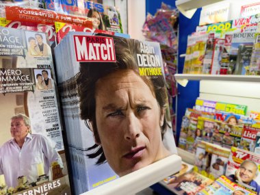 Paris, Fransa - 23 Ağustos 2024: Paris-Match gazetesi kapağında aktör Alain Delon, ölümünden sonra manşet oldu. İkonik an bir film efsanesinin mirasını yakalıyor..