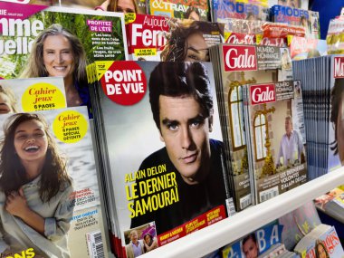 Paris, Fransa - 23 Ağustos 2024: Point de Vue gazetesi kapağında aktör Alain Delon, ölümünden sonra The Last Samurai manşeti ile yer aldı. Fransız ikonuna güçlü bir saygı.