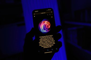 Paris, Fransa - 8 Eylül 2024: iPhone 16 Pro Max 'i yeşil arka planda tutan bir erkeğin kare karesi, en son açılış konuşmasında dönen Apple logosu yer alıyor. Vurgulamalar