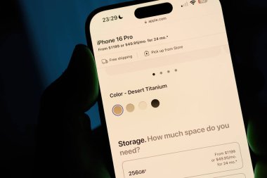 Paris, Fransa - Sep 8, 2024: Yeni iPhone 16 Pro 'nun yapılandırma sayfasını gösteren iPhone 16 Pro Max' i tutan bir erkeğin dikey çekimi. Renk seçenekleri gösteriliyor