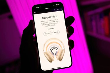 Paris, Fransa - 8. Sezon 2024: Japon Apple.jp sitesini gösteren iPhone 16 Pro Max 'i tutan erkek el, AirPods Max için ön sipariş düğmesiyle tüm renkleri gösteriyor,