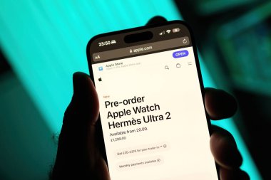 Paris, Fransa - Sep 8, 2024: Apple Store web sitesi açık bir akıllı telefon tutan erkek, Apple Watch Hermes Ultra 2 'nin 1299' dan başlayan ön sipariş sayfasını bir Cyan 'a karşı sergiliyor