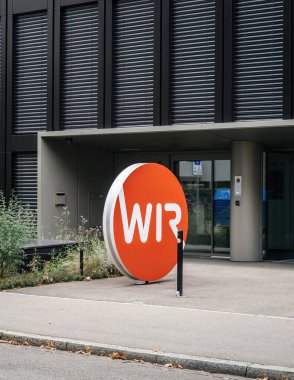 Basel, İsviçre - 8 Eylül 2024: Eski İsviçre Ekonomik Dairesi olarak bilinen WIR Bank genel merkezinin ana girişi, mimari varlığını sergiliyor.