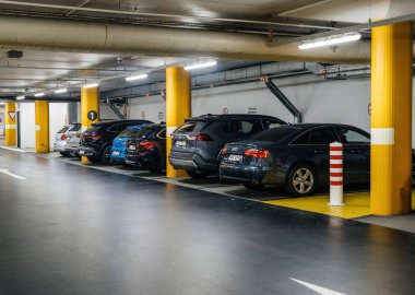 Basel, İsviçre - 8 Eylül 2024: Aralarında Audi, BMW, Toyota, Peugeot, Skoda ve Renault 'nun da bulunduğu çeşitli arabalar Basel' de bir yeraltı otoparkında park halindeler..