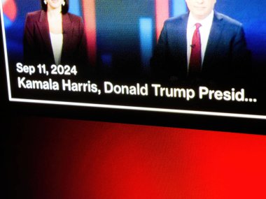Paris, Fransa - 11 Eylül 2024: Oturma odasındaki bir televizyon ekranının yakın çekimi, Kamala Harris ve Donald Trump arasında başkanlık tartışmasını gösteriyor.