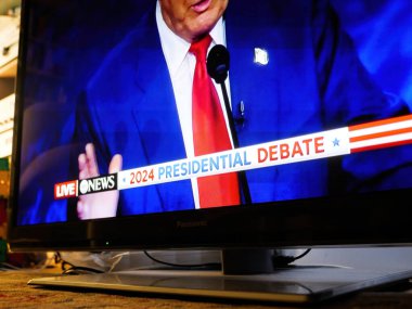 Paris, Fransa - 11 Eylül 2024: Oturma odası TV ekranı, Kamala Harris ve Donald Trump arasında başkanlık münazarası ve 2024 Başkanlık Müzakeresi 'nin silüeti üzerine bir tartışma yayınladı.