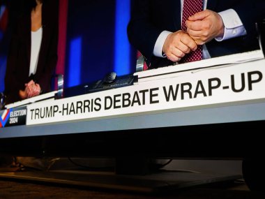 Paris, Fransa - 11 Eylül 2024: Oturma odasındaki bir televizyon ekranı, bir izleme partisi sırasında Trump-Harris Müzakere manşetini göstererek, başkanlık tartışma yayınının sonunu kaydetti.