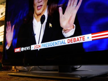 Paris, Fransa - 11 Eylül 2024: Oturma odası TV ekranında Kamala Harris ile Donald Trump arasında başkanlık tartışması gösteriliyor. 2024 başkanlık münazarası ve Kamala 'nın silüeti yer alıyor.