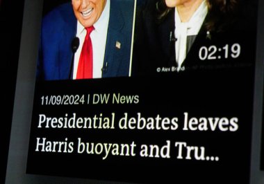 Paris, Fransa - 11 Eylül 2024: Oturma odası TV ekranında, başkanlık münazara performansı sonrasında Kamala Harris 'in olumlu görünümünü vurgulayan, Harris Buoyant' tan Ayrılan Başkanlık Tartışması başlıklı küçük bir resim sergileniyor