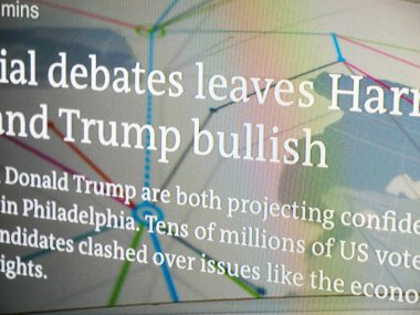 Paris, Fransa - 11 Eylül 2024: Oturma odası TV ekranında, başkanlık münazarası başlıklı bir başlık sergileniyor Harris Buoyant ve Trump Bullish beyaz pikselli arka planlarına dikkat çekerek