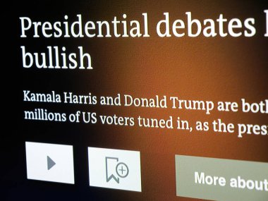 Paris, Fransa - 11 Eylül 2024: Oturma odasındaki akıllı bir televizyon, Kamala Harris ve Donald Trump arasındaki başkanlık tartışmasının bir başparmağını sergiliyor.
