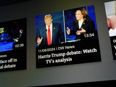 Paris, Fransa - 11 Eylül 2024: Oturma odası TV ekranında, Kamala Harris ile Donald Trump arasındaki başkanlık tartışmasının ardından küçük bir resim görüntüsü yayınlandı.