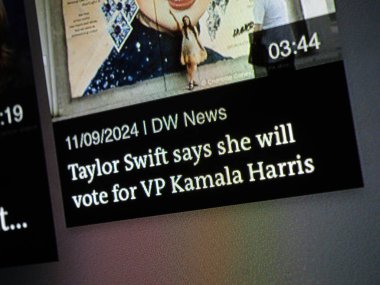 Paris, Fransa - 11 Eylül 2024: Oturma odasındaki bir televizyon ekranının yakın çekimi, Taylor Swifts 'in mor bir televizyona karşı belirlenen Başkan Yardımcısı Kamala Harris' e oy verme niyetinde olduğunu duyuran bir başparmak izi gösteriyor