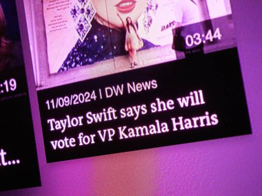 Paris, Fransa - 11 Eylül 2024: Oturma odası TV ekranında Taylor Swifts 'in mor arka plana karşı belirlenen Başkan Yardımcısı Kamala Harris' e oy verme niyetinde olduğunu duyuran küçük bir resim gösteriliyor