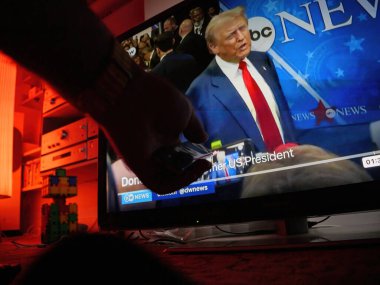 Paris, Fransa - 11 Eylül 2024: Oturma odası TV ekranı, Kamala Harris ve Donald Trump arasındaki en son başkanlık tartışmasını gösteriyor.