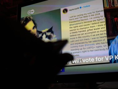Paris, Fransa - 11 Eylül 2024: Bir oturma odası TV ekranında, Instagram aracılığıyla paylaşılan Kamala Harris 'i destekleyen pOP sTAR Taylor Swift' in son dakika haberi yayınlanıyor