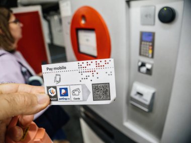 Basel, İsviçre - Sep 8, 2024: Basel 'deki Steinen otoparkında el ele tutuşma cezası, QR kodu, PayPal ve ödeme makinesinin yanındaki kart hizmetleri de dahil olmak üzere mobil ödeme seçeneklerini gösteriyor
