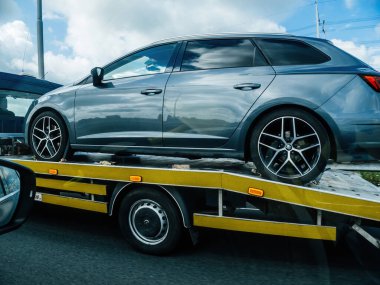 Lahey, Hollanda - 26 Ağustos 2024: Bir Mercedes-Benz Sprinter minibüsü, yakınlardaki bir sürücü arabasından bakıldığında, müşteriye teslim edilecek mavi koltuklu bir minibüs.