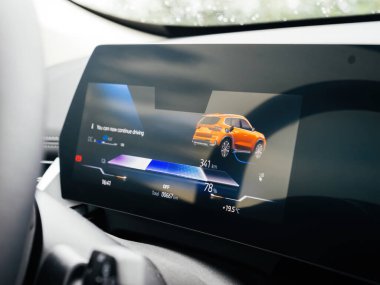 Lyon, Fransa - 8 Eylül 2024: 667 kilometrelik bir aralığı ve dış sıcaklığı 19.5 santigrat derece olan yeni elektrikli BMW araba şarj ediliyor