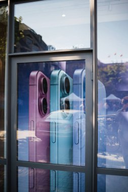 Paris, Fransa - 20 Eylül 2024: Apple iPhone 16 ve 16 Pro tanıtımı Apple Store 'da sergileniyor ve mağazada üç renkli model sergileniyor