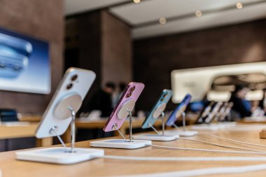 Paris, Fransa - 20 Eylül 2024: Apple iPhone 16 'nın tanıtım gününde Apple Store' daki çift kameraya yakın çekim, arka planda müşteriler