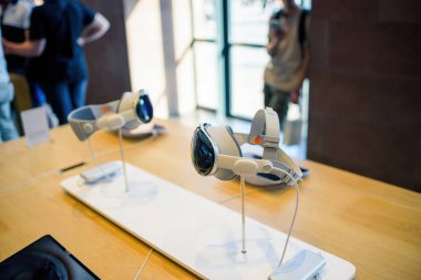 Paris, Fransa - 20 Sep 2024: Apple Vision Pro, Apple Store 'da sergilenen yeni uzaysal bilgisayar, dijital içeriği devrimsel teknoloji kullanarak fiziksel alanla harmanlıyor