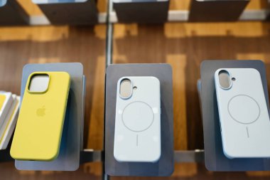 Paris, Fransa - 20 Eylül 2024: Apple 'ın iPhone 16 ve Pro modelleri için yeni plastik yenilgi davası Apple' daki bir mağazada silikon kutusunun yanında sergilendi