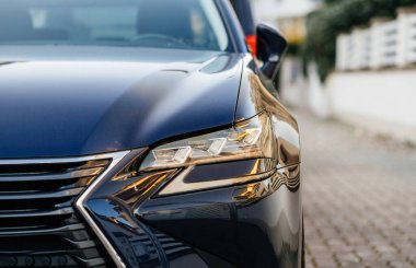 Modern EV, hidrojen veya hibrit araçları temsil eden LED bixenon farlı agresif ve güçlü bir lüks arabanın ön görüntüsü