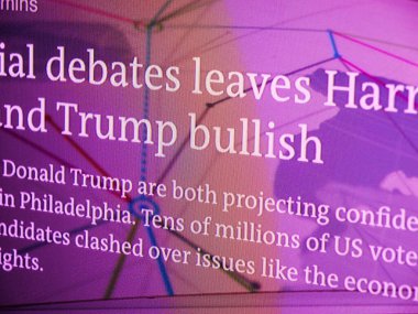 Paris, Fransa Sep 11, 2024: Oturma odasında bir televizyon, Kamala Harris ve Donald Trump arasında magenta arka planına karşı başkanlık tartışmasını gösteriyor