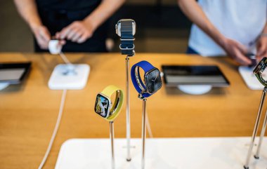 Paris, Fransa - 20 Eylül 2024: Apple Store, Apple Watch 10 ve Ultra 2 ürünleri sergiliyor ve arka planda dahice silueti ve telefon satın alan müşteriler var.