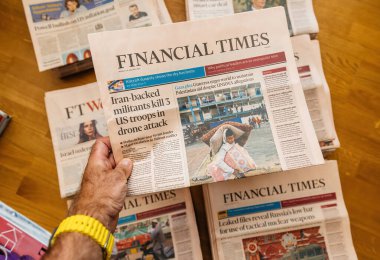 Paris, Fransa - 5 Ağustos 2024: İran destekli militanlarla ilgili manşetlerle Financial Times gazetesi, insansız hava aracı saldırısında üç Amerikan askerini öldürdü ve Gazze 'nin UNRWA iddiaları arasında yardım çağrısı yaptı.