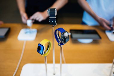 Paris, Fransa - 20 Eylül 2024: Apple Watch 10 ve Ultra 2, modern bir teknoloji mağazası ortamında son modelleri test eden müşterilerle bir tanıtım etkinliği sırasında standlarda sergilendi