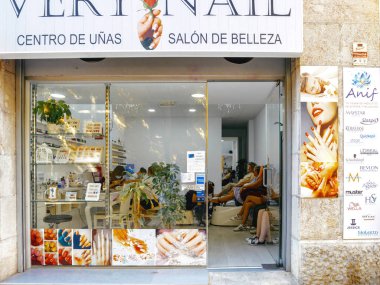 Palma de Mallorca, İspanya - 8 Temmuz 2024: Palma de Josep Tous i Ferrer, Palma de Mallorca 'da bulunan manikür ve pedikür de dahil olmak üzere çeşitli güzellik tedavileri sunan bir manikür salonu