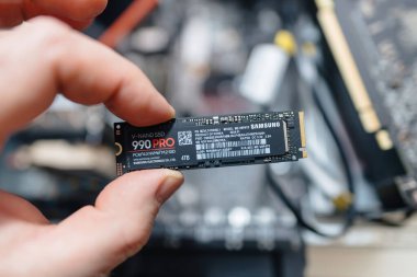 Paris, Fransa - 3 Nisan 2024: Samsung 990 Pro 4TB NVMe SSD 'nin yakın plan çekimi, PCIe 4.0 teknolojisi, yüksek hız performansı ve modern bilgisayar kapasitesini vurguluyor
