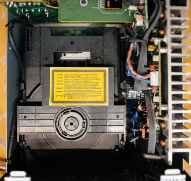 Elektronik bileşenleri olan bir optik sürücünün ayrıntılı görüntüsü ve bir cihazın içine kablolama, dahili teknoloji mekanizmaları - jenerik uyarı - çalışan lazer mekanizması