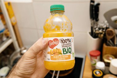 Paris, Fransa - 19 Temmuz 2020: Bir el, sağlıklı, organik bileşenleri vurgulayan bir şişe Liebig organik balkabağı ve havuç çorbası tutuyor