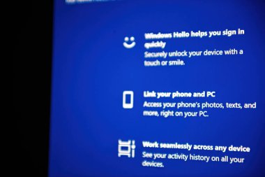 Londra, İngiltere - 15 Ekim 2020: Windows Hello giriş ve PC bağlama özellikleri için metin talimatlarını gösteren bir bilgisayar ekranının yakın çekimi.