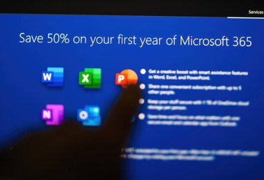 Paris, Fransa - 15 Ekim 2020: POV Hand A promosyon ekran reklamı Microsoft 365 'in ilk yılında% 50 indirim, Word, Excel, PowerPoint ve diğer Office uygulamaları için ikonlar