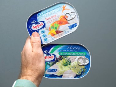 Paris, Fransa - 10 Nisan 2020: Dill-Krauter-Creme 'de iki Appel ringa balığı konservesi, Wellness Dengesi ve ringa balığı