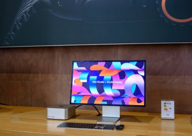 Paris, Fransa - 28 Ocak 2014: Apple Mac Studio ve Studio Explay Apple Store 'daki ahşap bir masada sergilendi, yaratıcı profesyoneller için yüksek performanslı bir çalışma istasyonu kurulumunu ön plana çıkardı