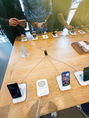 Paris, Fransa - 20 Eylül 2024: Apple Store 'da Apple' ın en son iPhone 16 Pro akıllı telefonlarının elle test edilmesi, müşterilerin Apple 'ın amiral gemisi cihazlarının yeni özelliklerini ve becerilerini keşfetmesi