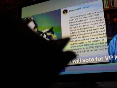 Paris, Fransa - Sep 11, 2024: DW News 2024 ABD başkanlık seçimlerinde Kamala Harris ve Tim Walz 'ı destekleyen Taylor Swift Instagram postasıyla LGBTQ hakları ve kadın hakları vurgulandı