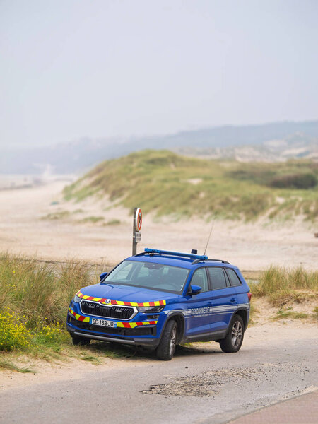 Хардело, Франция - 18 августа 2023 года: Французский автомобиль "Гендармерия" с высокой проходимостью припарковался на прибрежной дорожке, патрулируя песчаные дюны и обеспечивая общественную безопасность