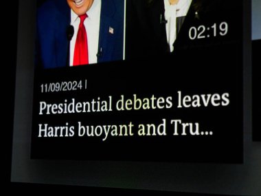 Paris, Fransa - 11 Eylül 2024: Oturma odası TV ekranı, Kamala Harris ve Donald Trump arasındaki başkanlık tartışmasını özetleyen küçük bir resim sergiliyor.