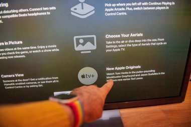 Frankfurt, Almanya - 20 Ekim 2020: Camera View, Picture in Picture ve New Apple Original gibi yeni özellikleri gösteren Apple TV ekranı