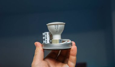 Paris, Fransa - 11 Ekim 2020: Akıllı ev entegrasyonu için tasarladığı tasarım ve bağlantı özelliklerini gösteren, Zigbee teknolojisiyle donatılmış Philips Tue GU10 lambasına yakından bakmak