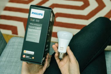 Paris, Fransa - 16 Ağustos 2020: Philips Tue White Ambiance Starter Kit ambalajına yakın çekim, akıllı bir ampul içeriyor, kişisel ışıklandırma deneyimleri yaratmak için özelliklerini vurguluyor