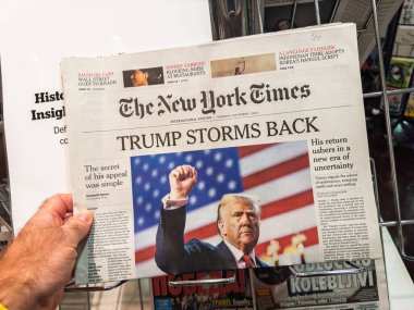 Paris, Fransa - 7 Kasım 2024: The New York Times 'ın ön sayfasında Trump Storms Back manşeti yer alıyor, Donald Trump' ın 2024 seçimlerinde bir gazete bayisinde gördüğü başkanlığa dönüşünü vurguluyor