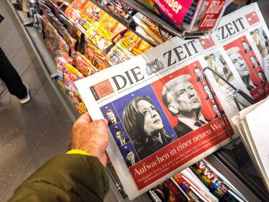 Frankfurt, Almanya - 6 Kasım 2024: Aufwachen in einer neuen Welt Uyanış in a New World, 2024 başkanlık seçimlerinden bir gün önce Alman gazetesinin ön sayfası