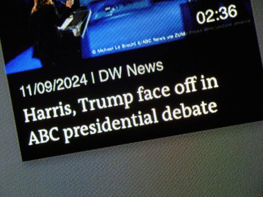 Paris, Fransa - 11 Eylül 2024: DW News 'da Kamala Harris ve Donald Trump arasında 2024 ABC başkanlık tartışması ile ilgili haber başlığı